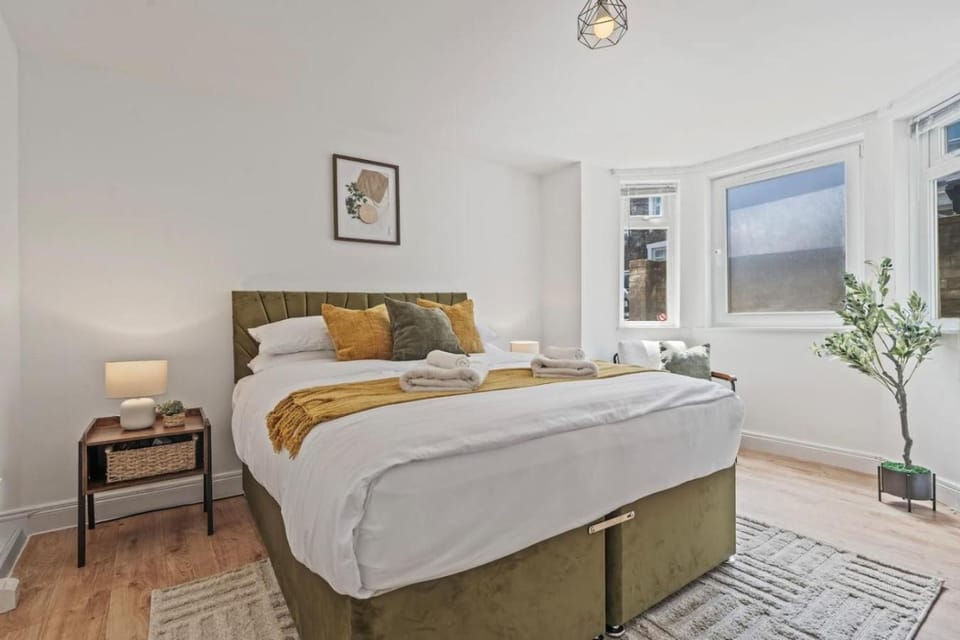Bedford Suite | 1 Bed Flat | Sleeps 2 | Central Apartment in Bedford