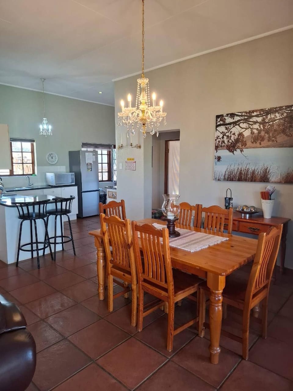Decorative detail, Dining area, microwave, oven