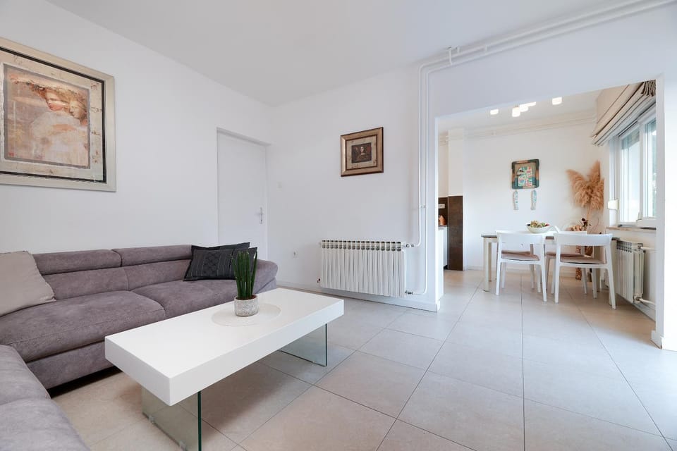 Living room, Seating area, Dining area, internet