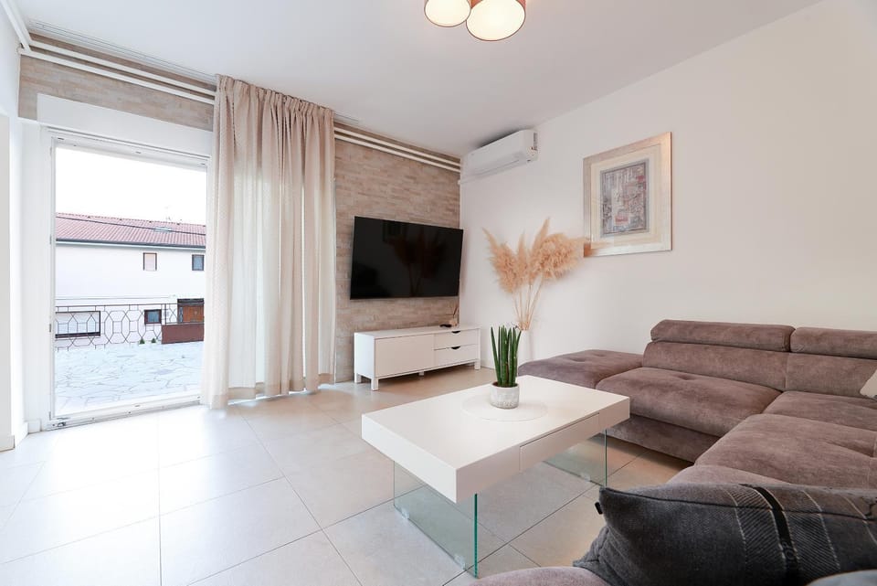 Communal lounge/ TV room, TV and multimedia, Living room, Seating area