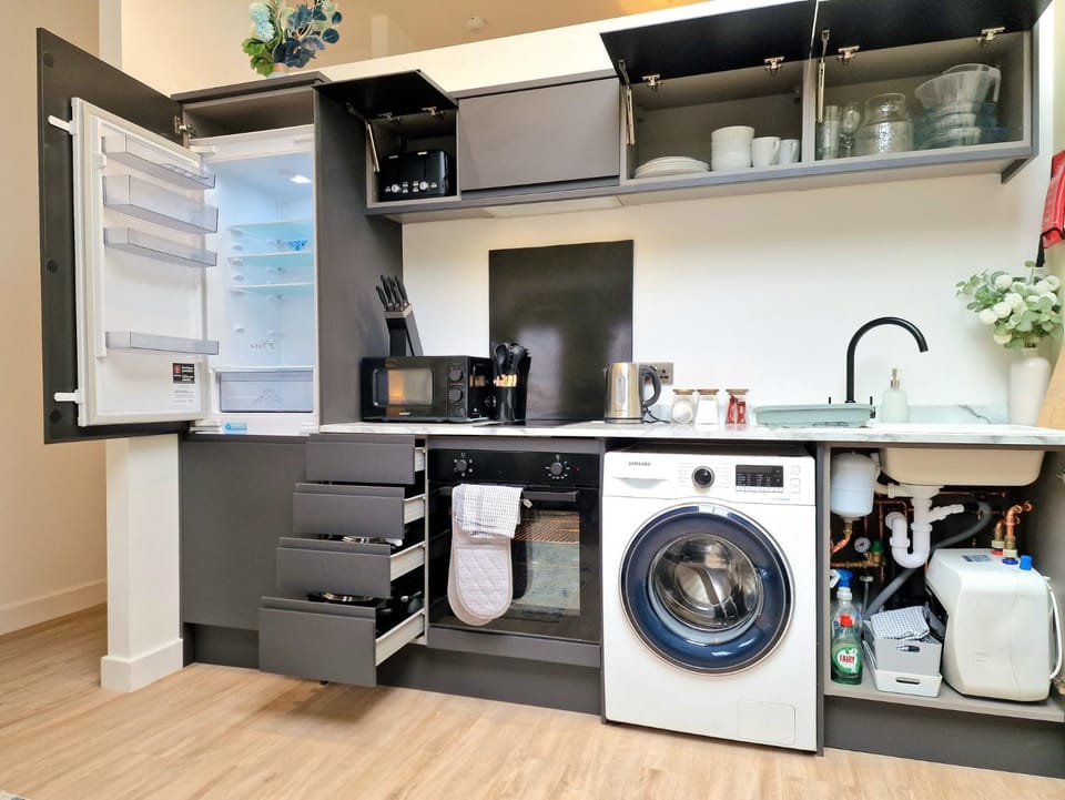 Coffee/tea facilities, Kitchen or kitchenette, oven, toaster, washing machine