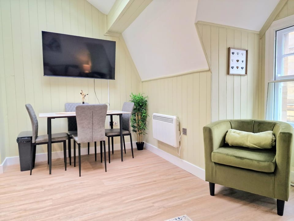 TV and multimedia, Living room, Seating area, Dining area