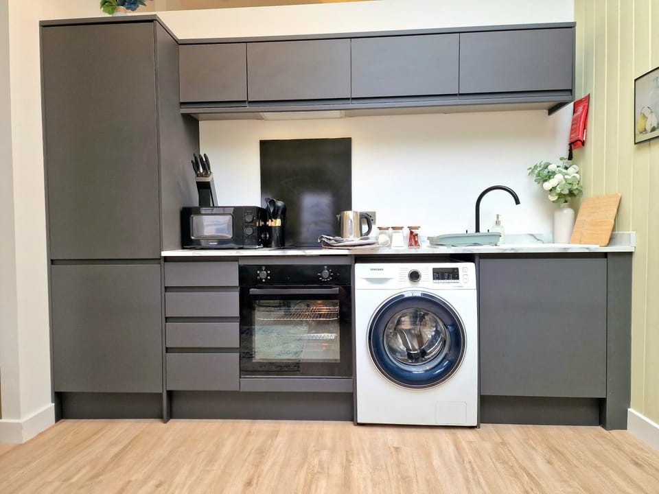 Coffee/tea facilities, microwave, oven, stove, toaster, washing machine, kitchen