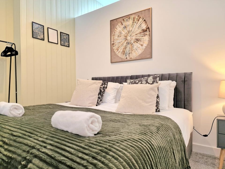 Bed, Bedroom, towels