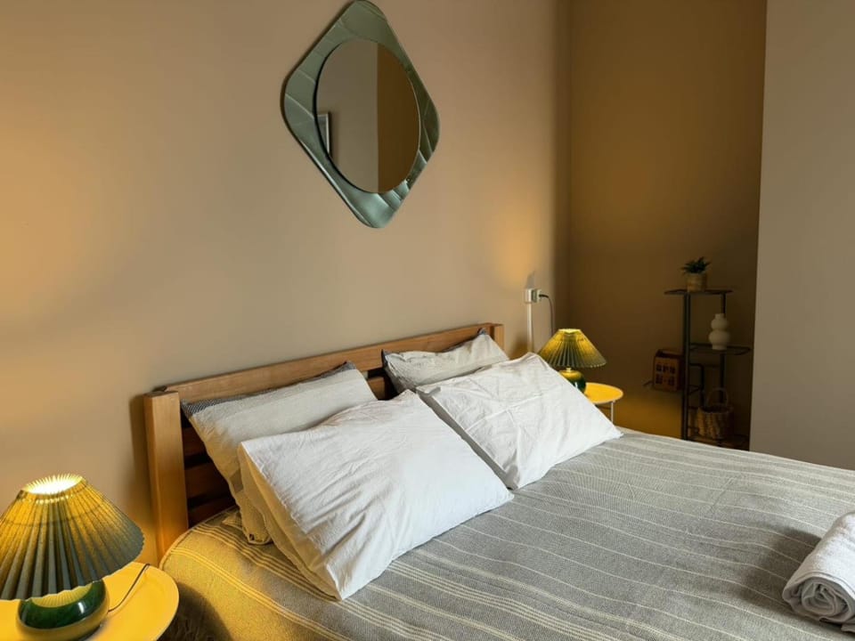 Bed, towels