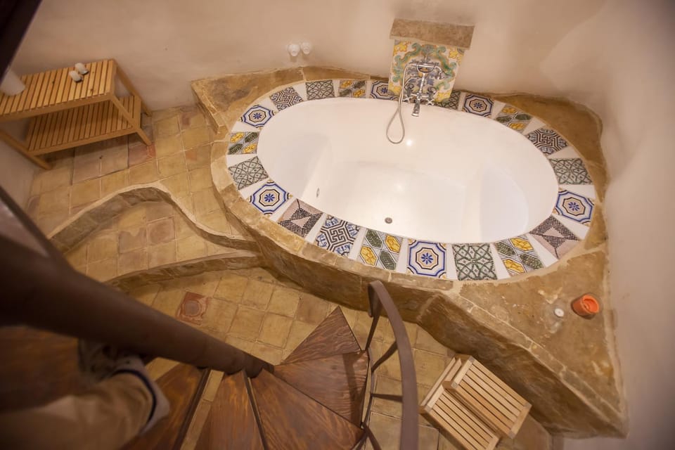 Hot Tub, Photo of the whole room, Decorative detail