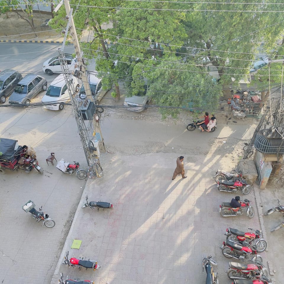 Peaceful studio-next to emporium and expo Apartment in Lahore
