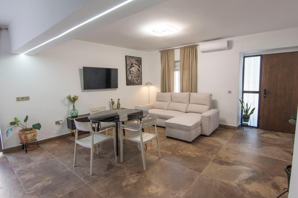 TV and multimedia, Living room, Dining area, air conditioner