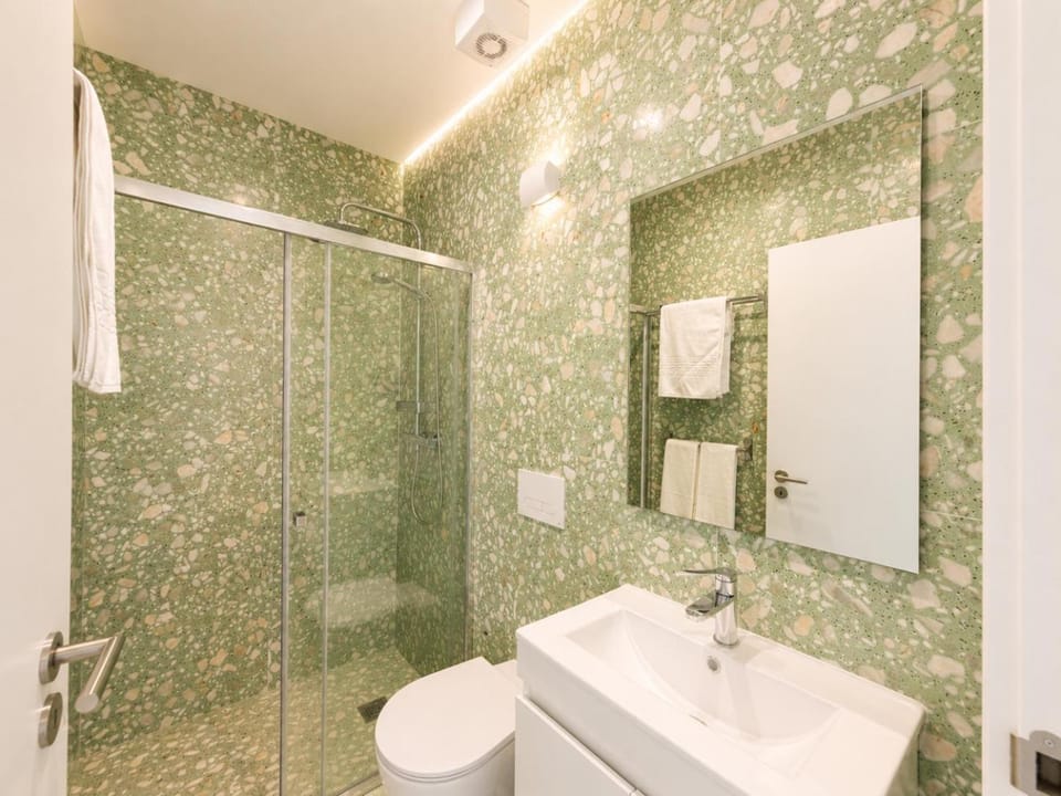 Shower, Bathroom, towels