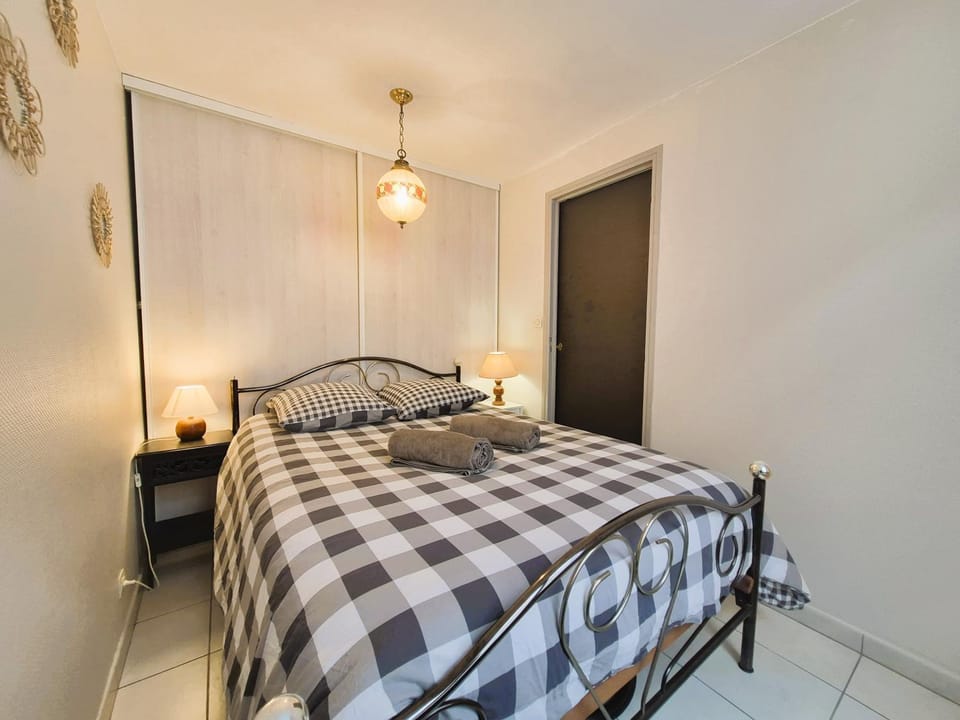 Bedroom, towels