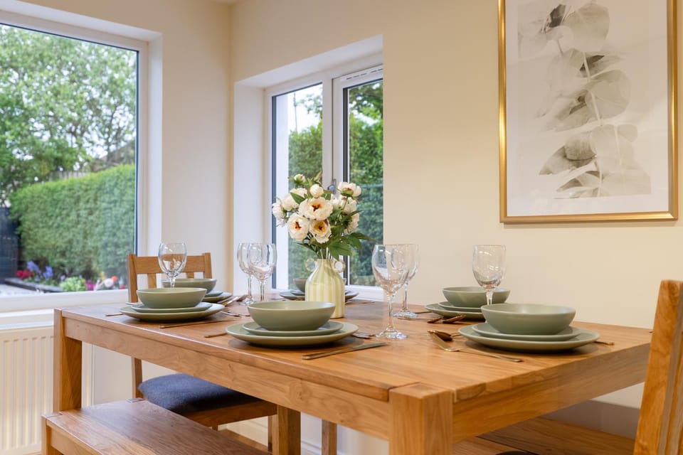 Stylish 5BR Home - Garden Pergola - Free Parking House in Glasgow