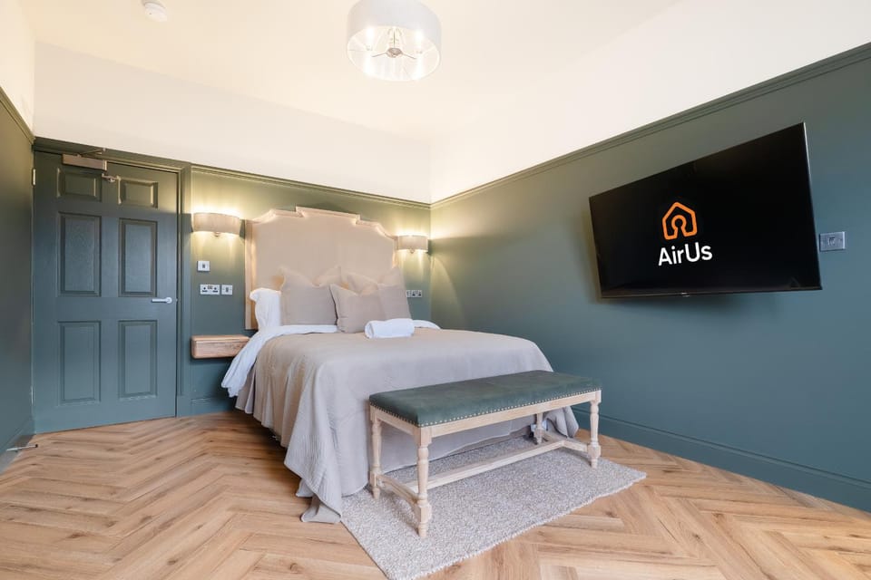 Stylish 5BR Home - Garden Pergola - Free Parking House in Glasgow
