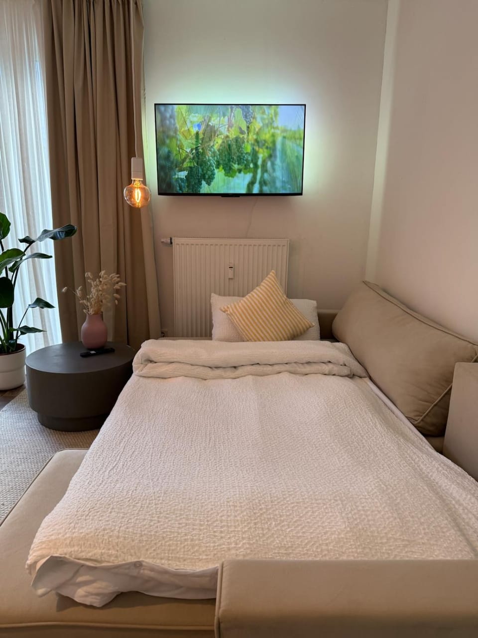 Bed, TV and multimedia, Bedroom