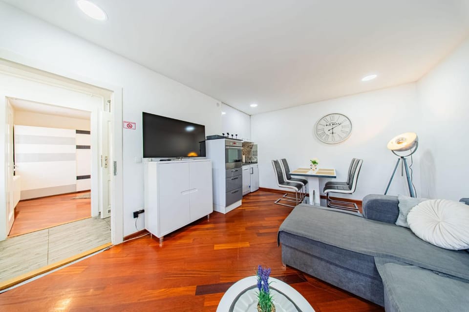 TV and multimedia, Living room, Seating area, Dining area