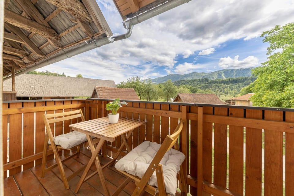 View (from property/room), Balcony/Terrace, Decorative detail, Seating area