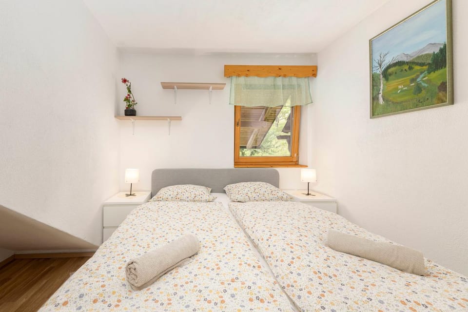 Bed, Photo of the whole room, Decorative detail, Bedroom, towels