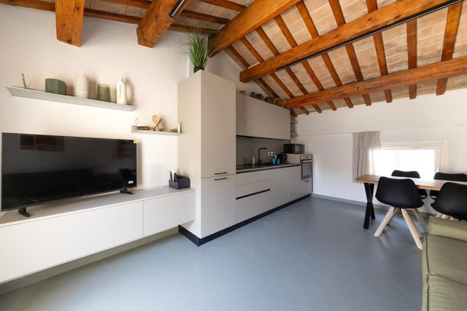 TV and multimedia, Kitchen or kitchenette, Dining area, oven, stove, air conditioner