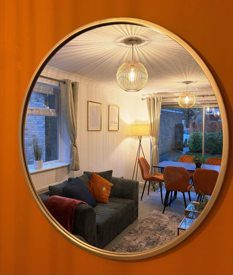 Comfortable 5 Bed for Contractors and Families in Bedford House in Bedford