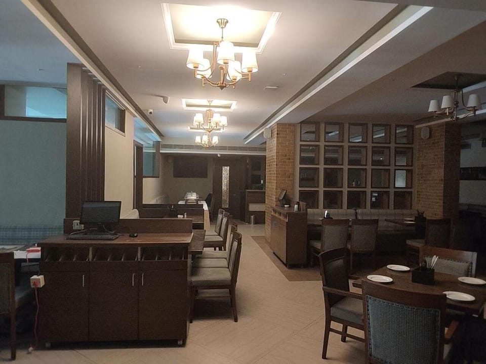 Restaurant/places to eat, Lounge or bar
