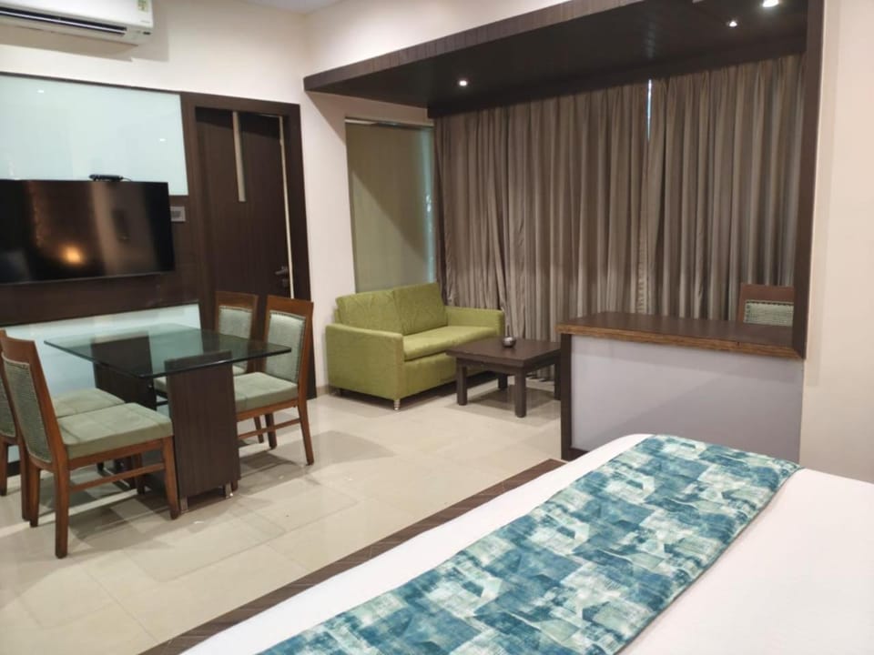 Bed, TV and multimedia, Living room, Photo of the whole room, Seating area, Dining area
