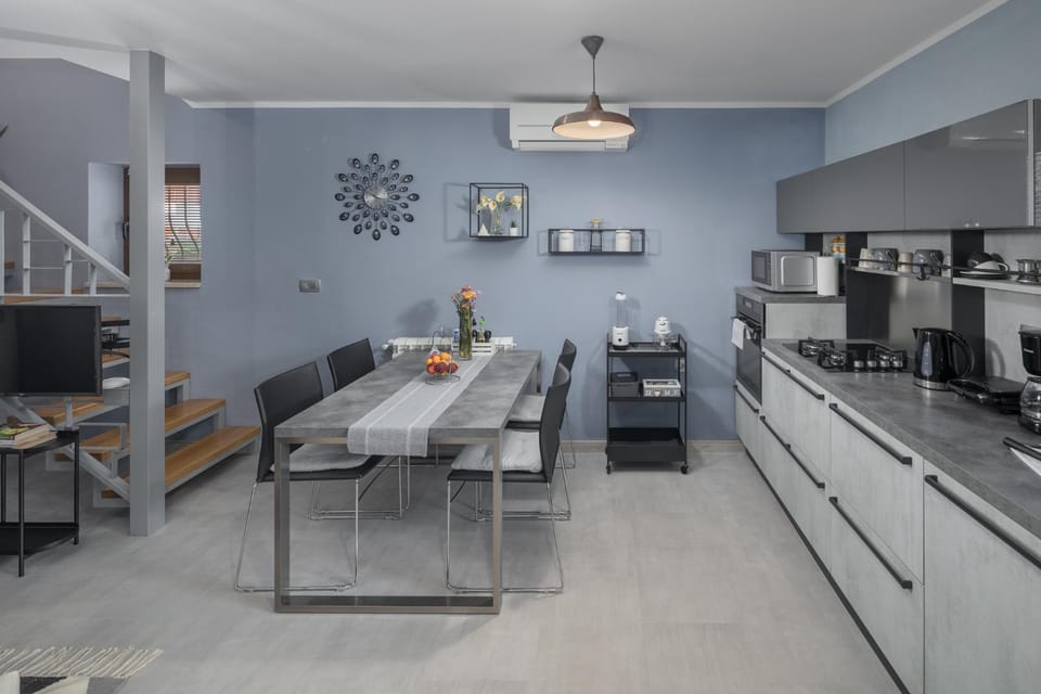 Dining area, kitchen