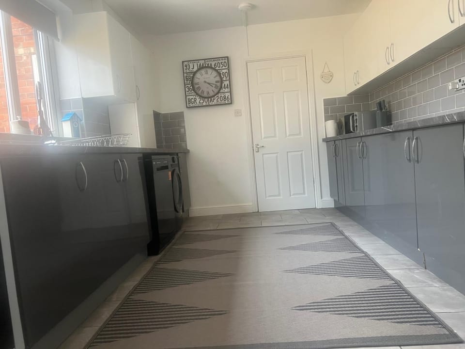 Coffee/tea facilities, Kitchen or kitchenette, minibar, oven, stove