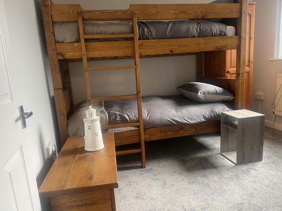 Bed, Photo of the whole room, Decorative detail, Bedroom, bunk bed, furniture, heating