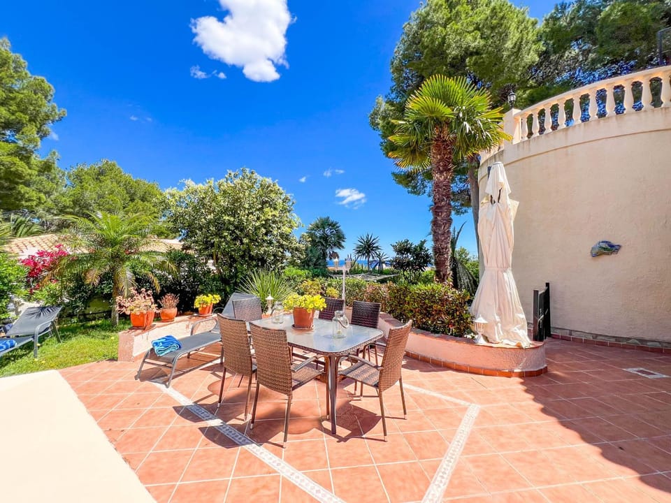 Property building, Patio, Spring, Garden, Balcony/Terrace, Living room, Seating area, Dining area, Garden view