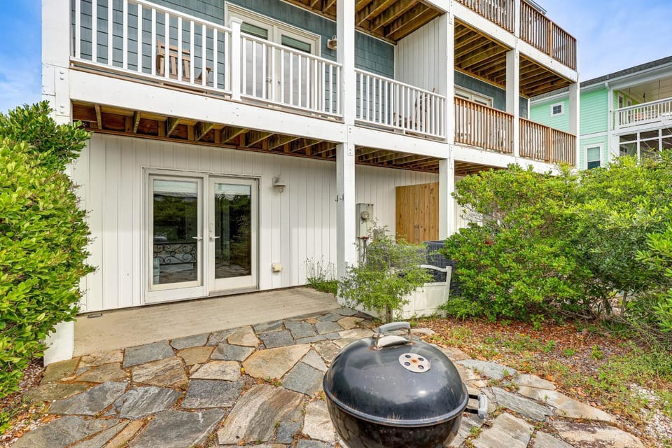 Walk to Ocean! Pet-Friendly Haven in Kure Beach House in Kure Beach