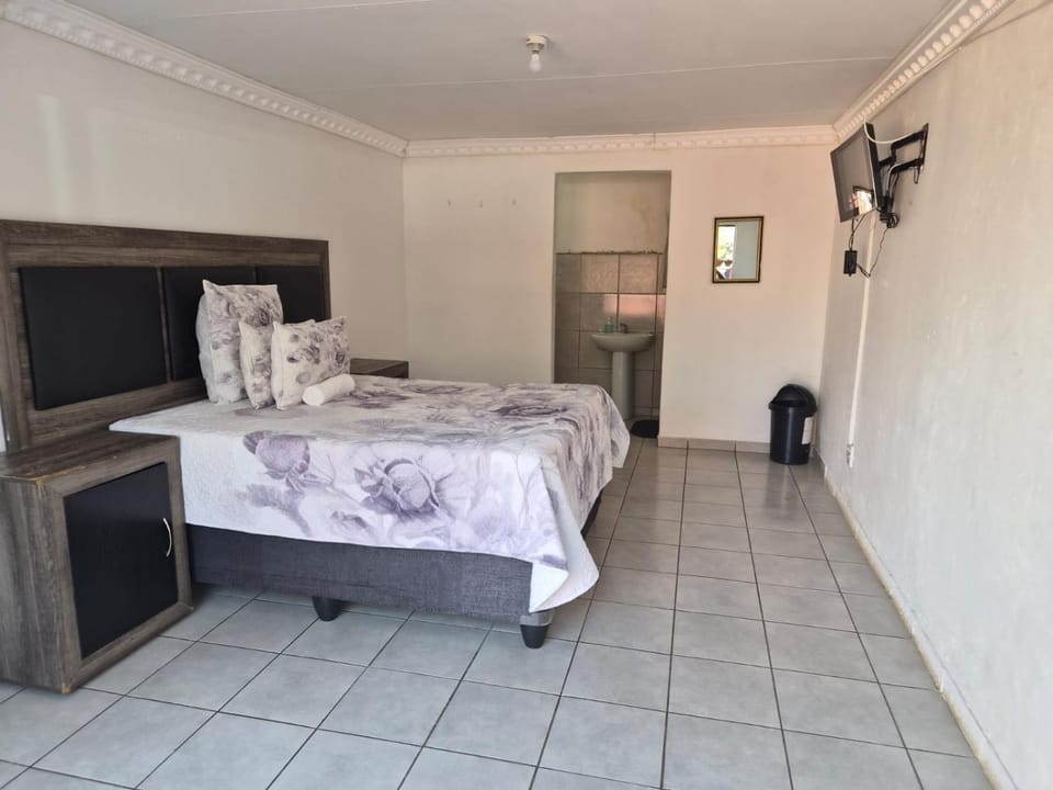 Bed, TV and multimedia, Photo of the whole room, Bedroom, towels