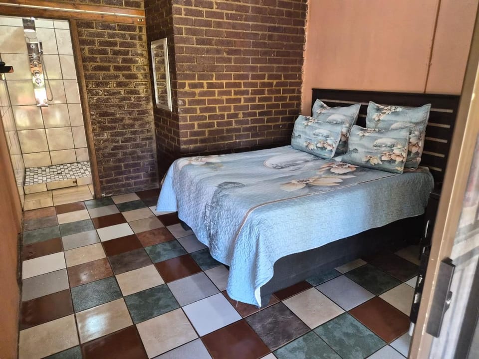 Property building, Bed, Bedroom, Swimming pool, wardrobe
