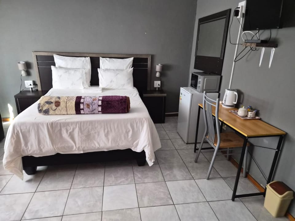 Property building, Bed, Bedroom