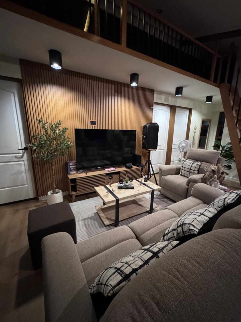 TV and multimedia, Living room, Evening entertainment