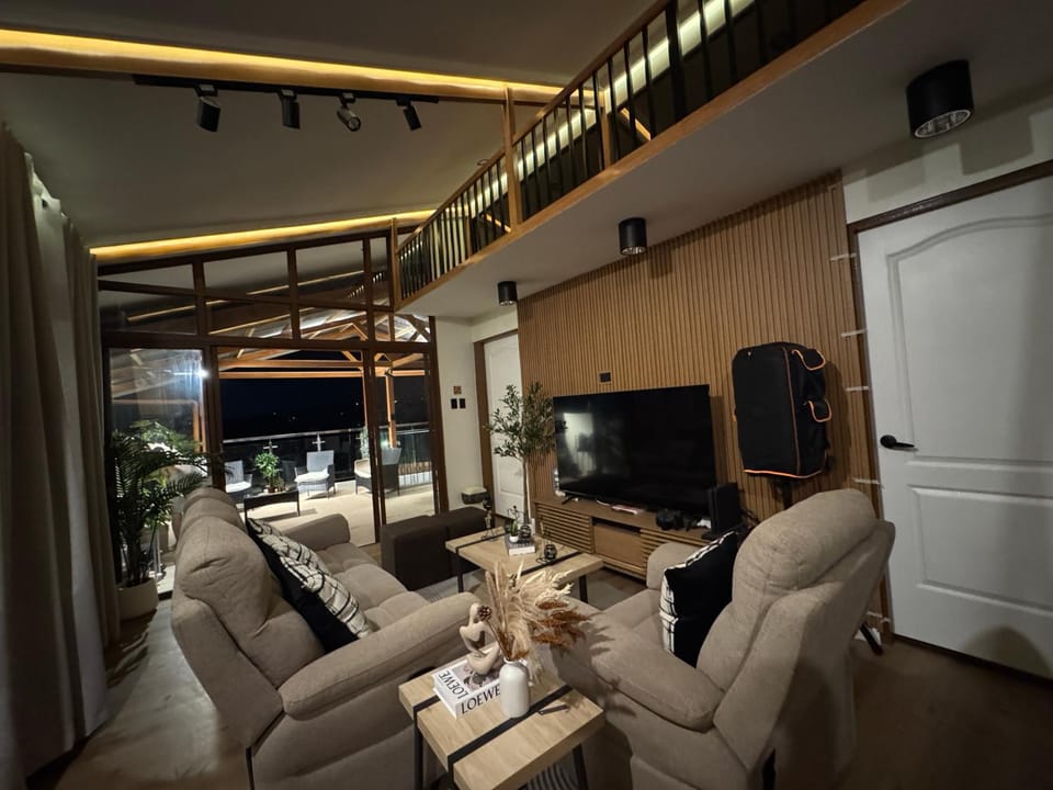 TV and multimedia, Living room, Seating area, Evening entertainment