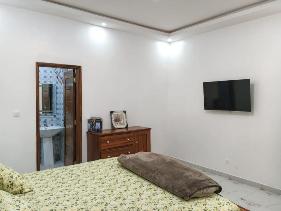Bed, Bathroom, TV and multimedia, towels