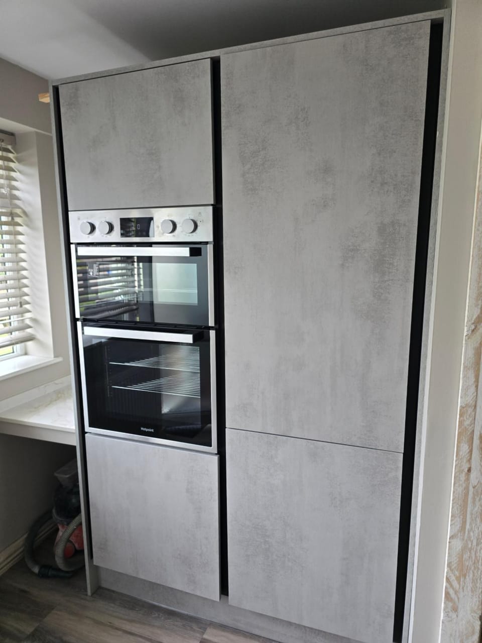 Kitchen or kitchenette, oven
