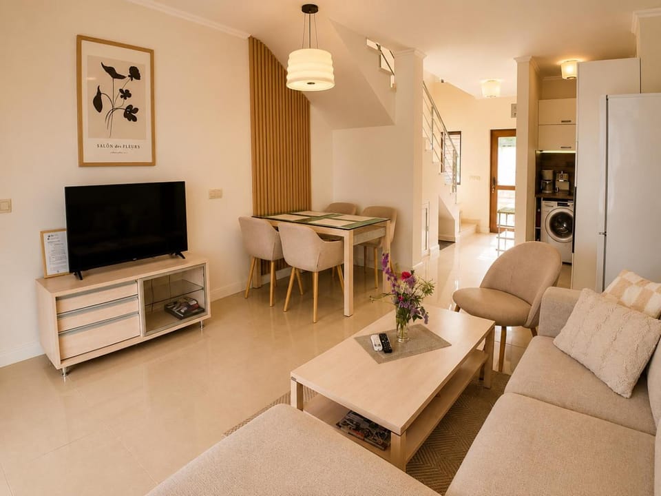 TV and multimedia, Kitchen or kitchenette, Living room, Seating area, Dining area, Evening entertainment
