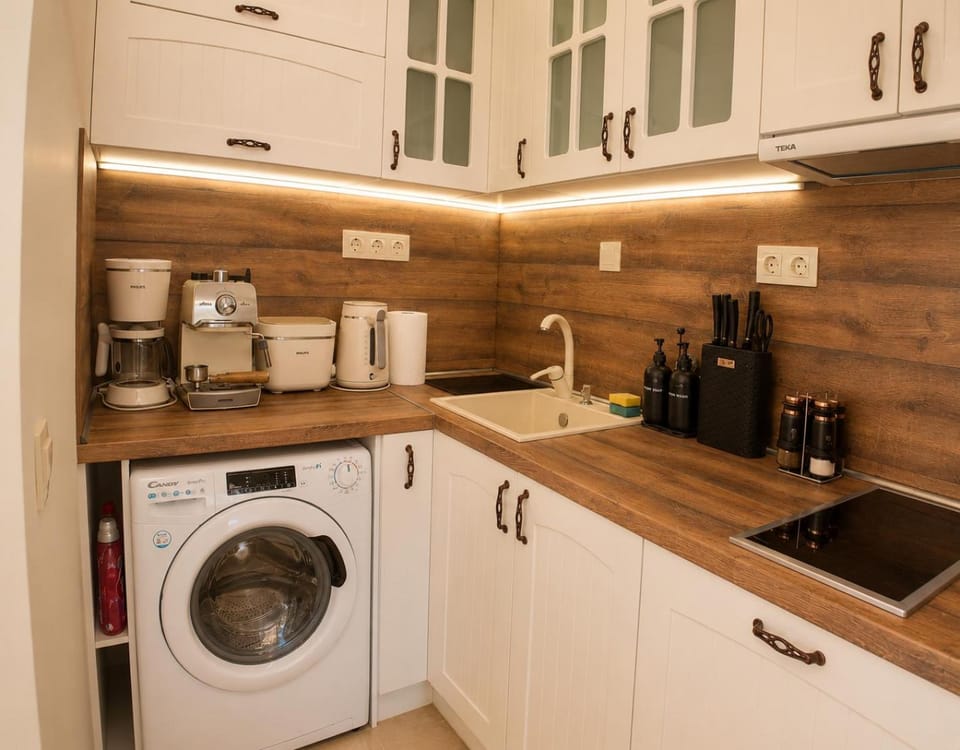Coffee/tea facilities, Kitchen or kitchenette, stove, toaster, washing machine