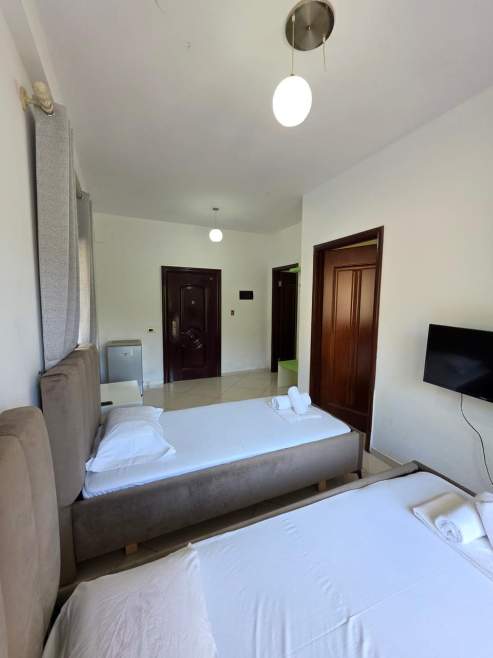 Bed, TV and multimedia, Bedroom