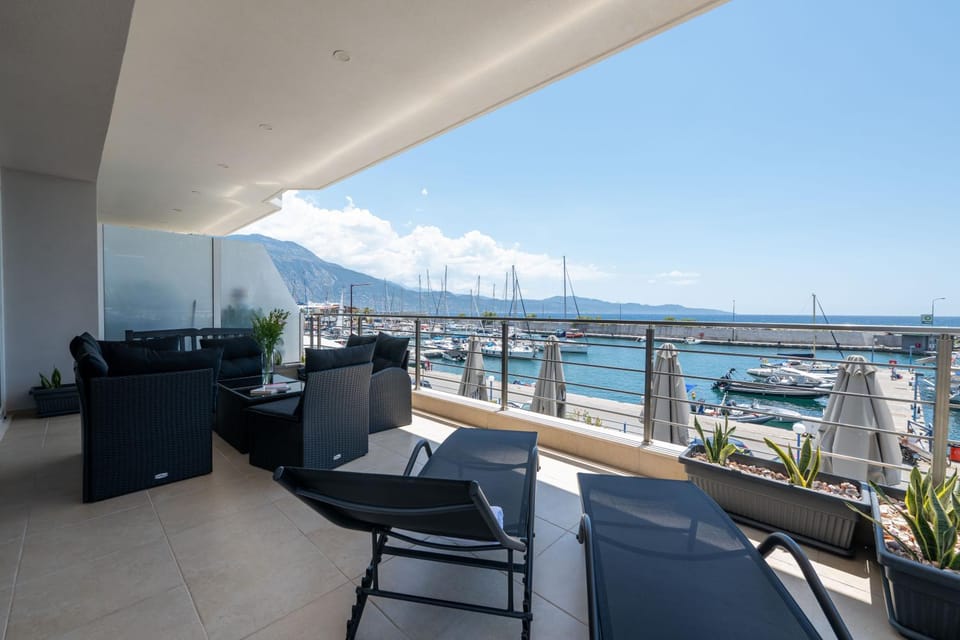 View (from property/room), Balcony/Terrace, Living room, River view, Sea view