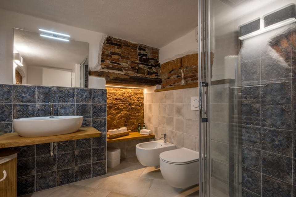 Shower, Toilet, Bathroom, bidet, towels