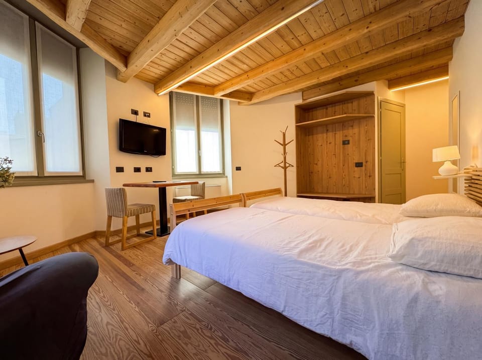 Bed, TV and multimedia, Photo of the whole room, Bedroom, wardrobe
