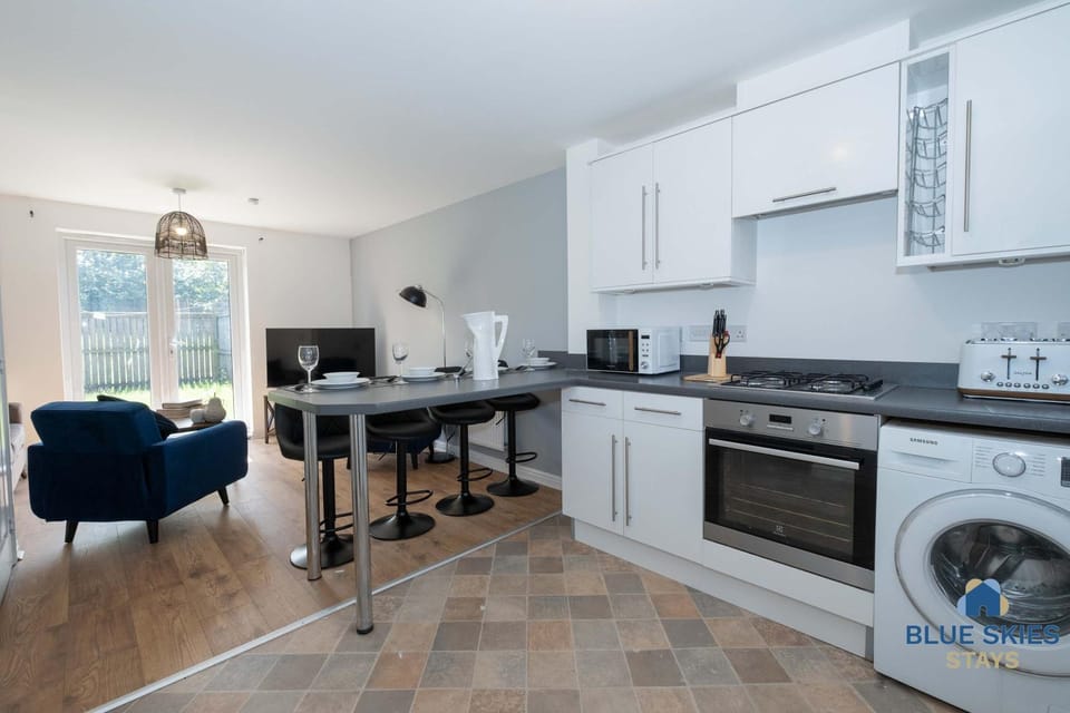 Kitchen or kitchenette, Dining area, oven, toaster, washing machine