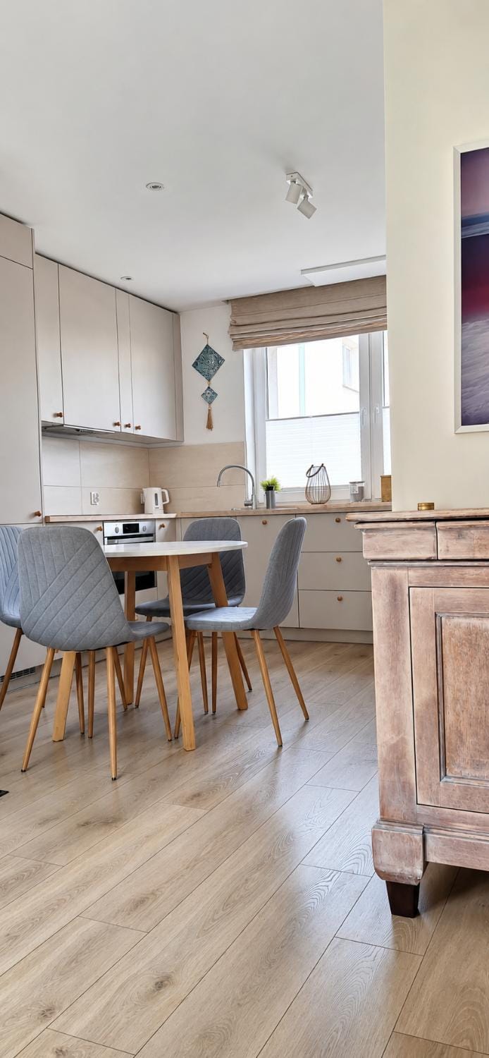 Kitchen or kitchenette, Dining area