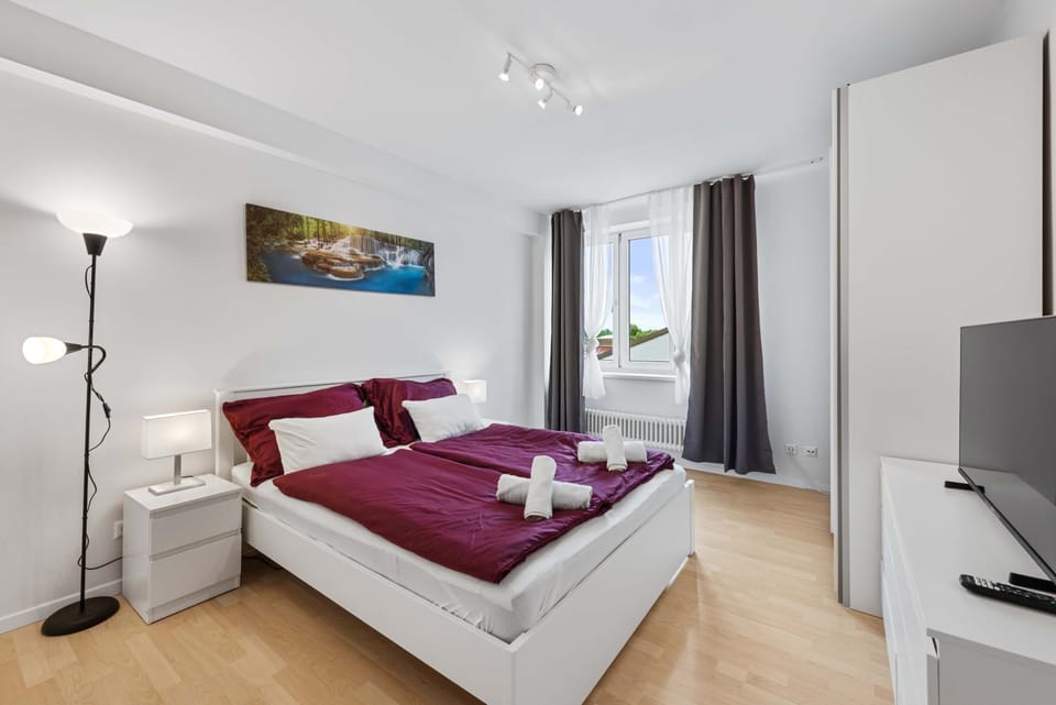 Bed, TV and multimedia, Photo of the whole room, Bedroom, towels
