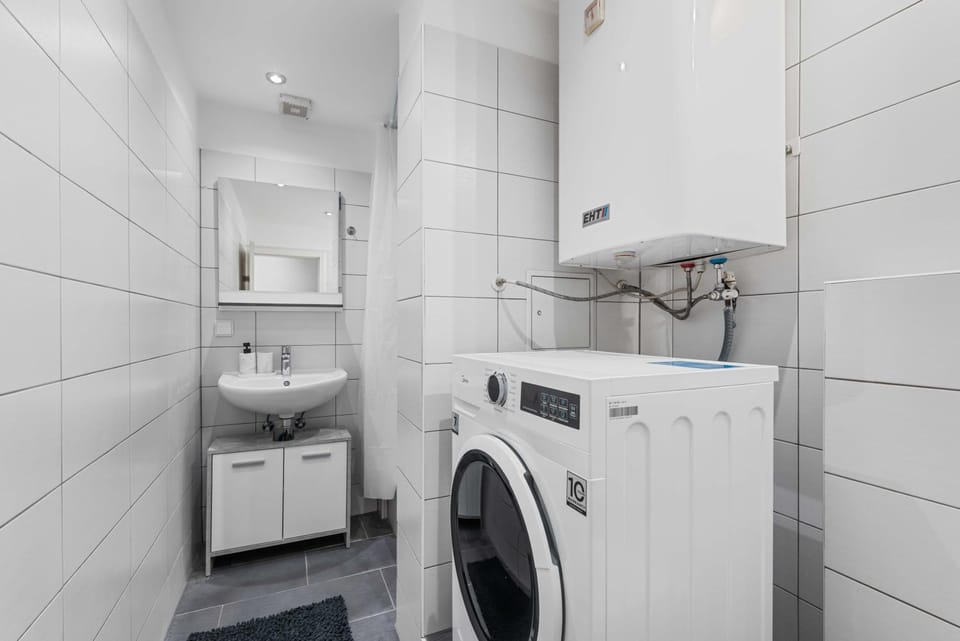 Bathroom, towels, washing machine