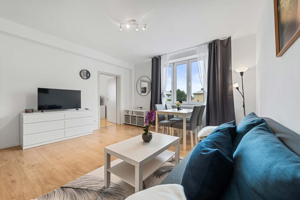 TV and multimedia, Living room, Seating area, Dining area, Evening entertainment