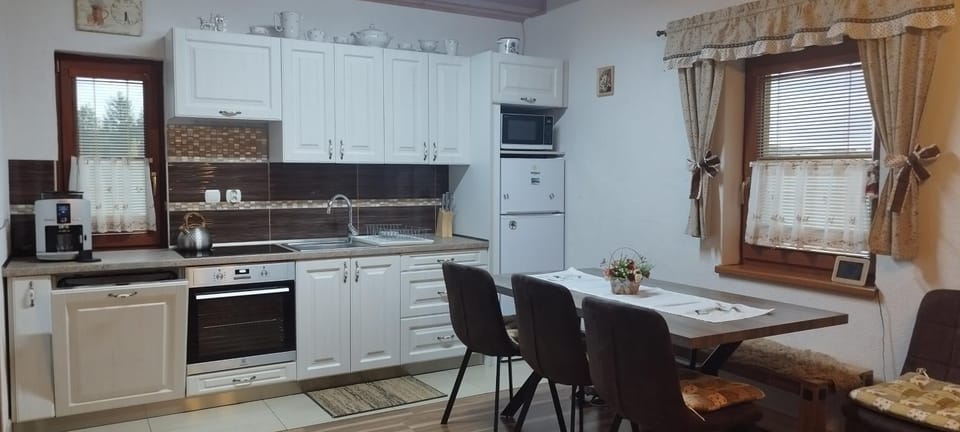 Coffee/tea facilities, Kitchen or kitchenette, Dining area, dishwasher, oven, stove