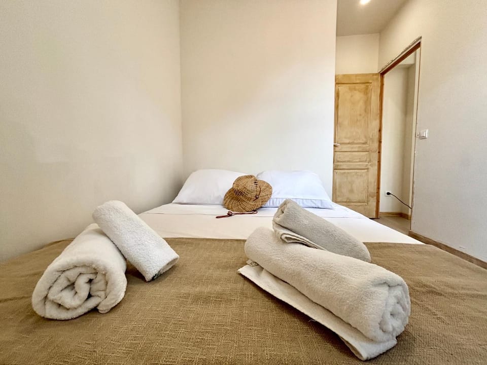 Bed, Photo of the whole room, Bedroom, towels
