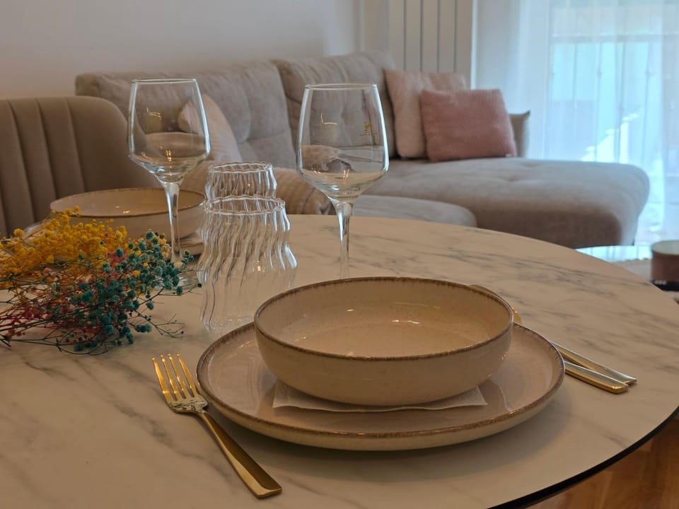 Living room, Food and drinks, Seating area, Dining area, Drinks